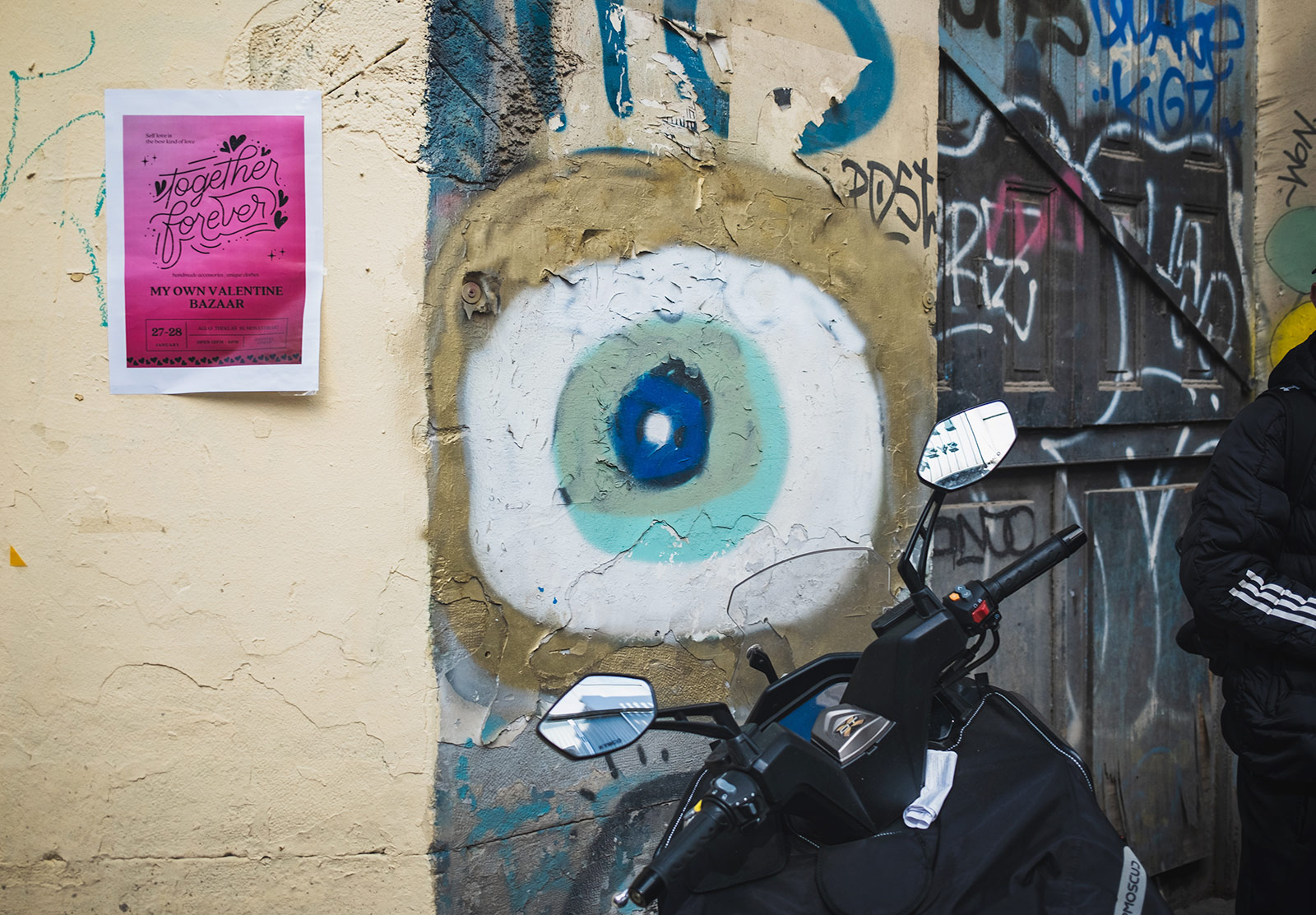 Round eye painted on wall
