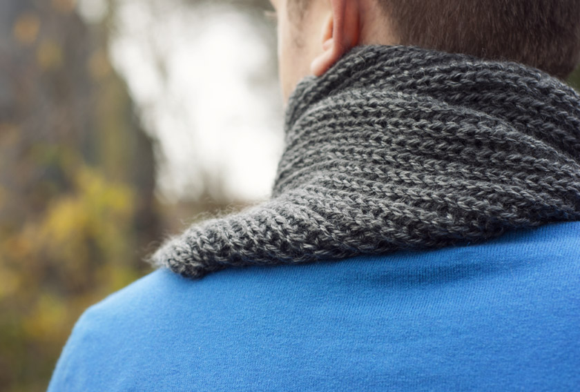 Rear view of grey scarf
