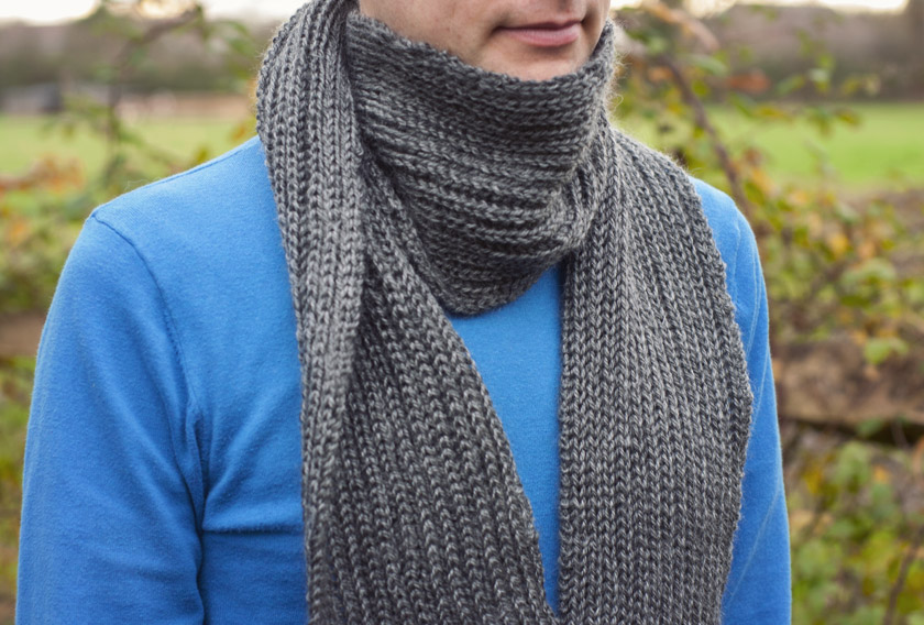 Man wearing grey ribbed scarf