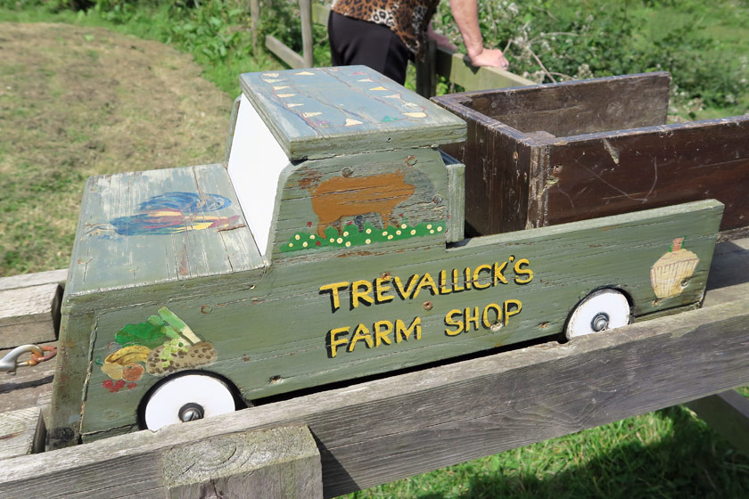 Wooden pig feeding box