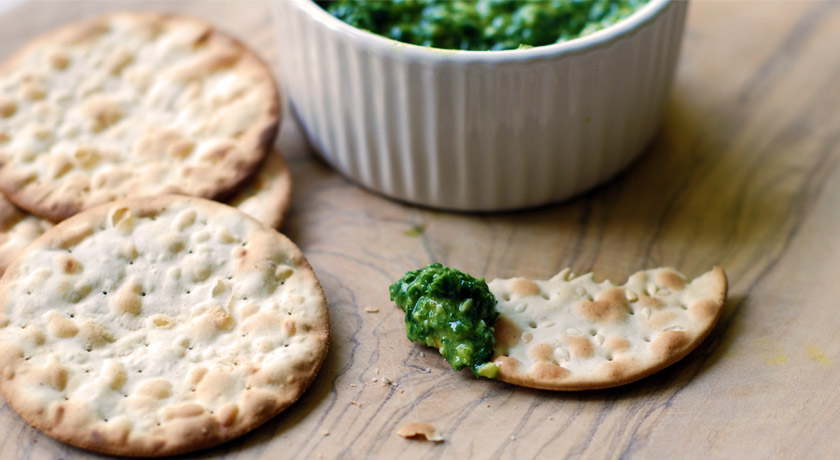 Wild garlic pesto with crackers