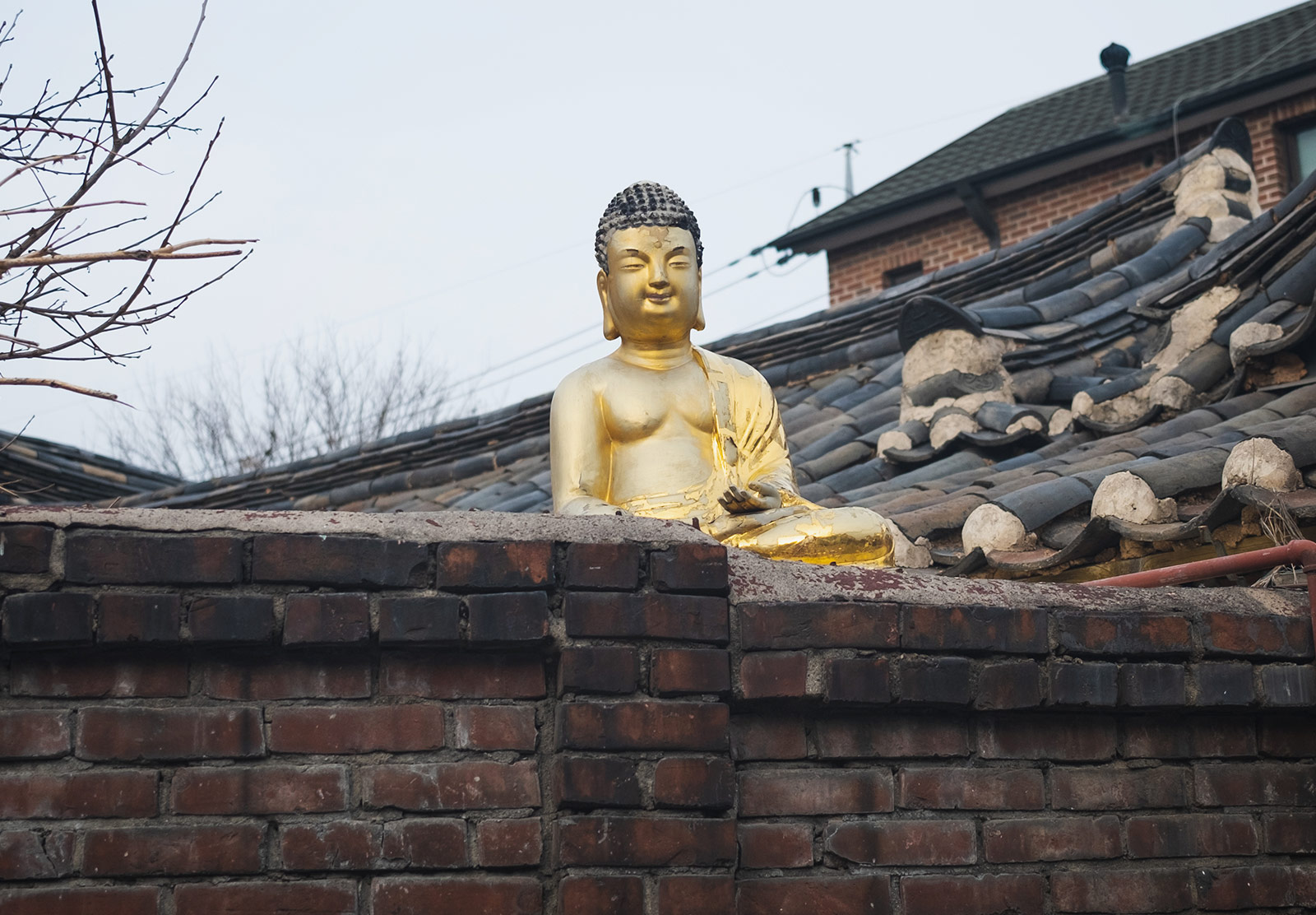 Gold statue of a man sitting