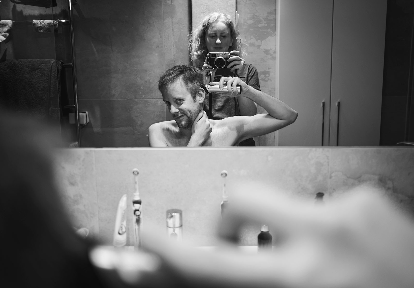 Man cutting his hair