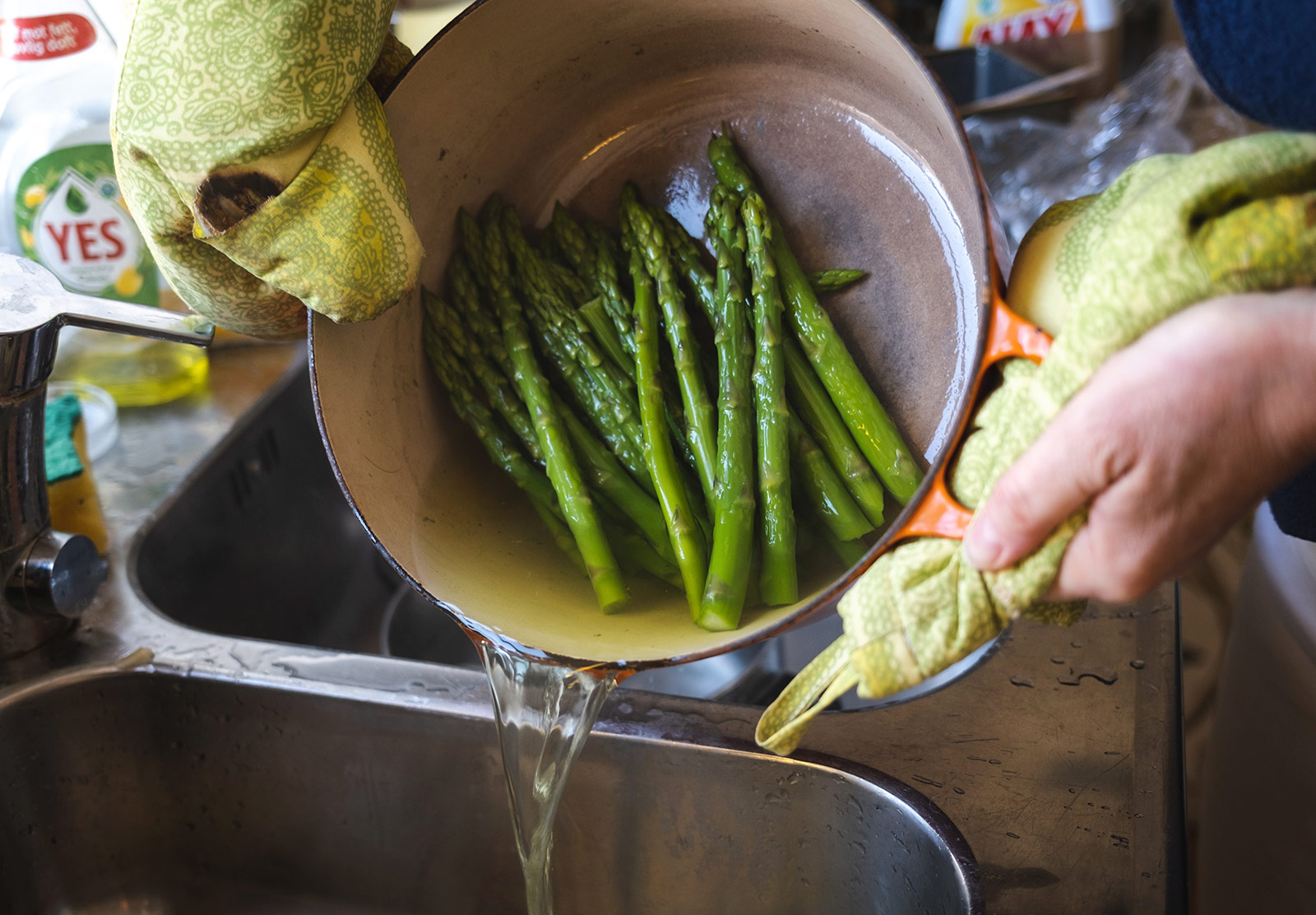 Asparagus in pan