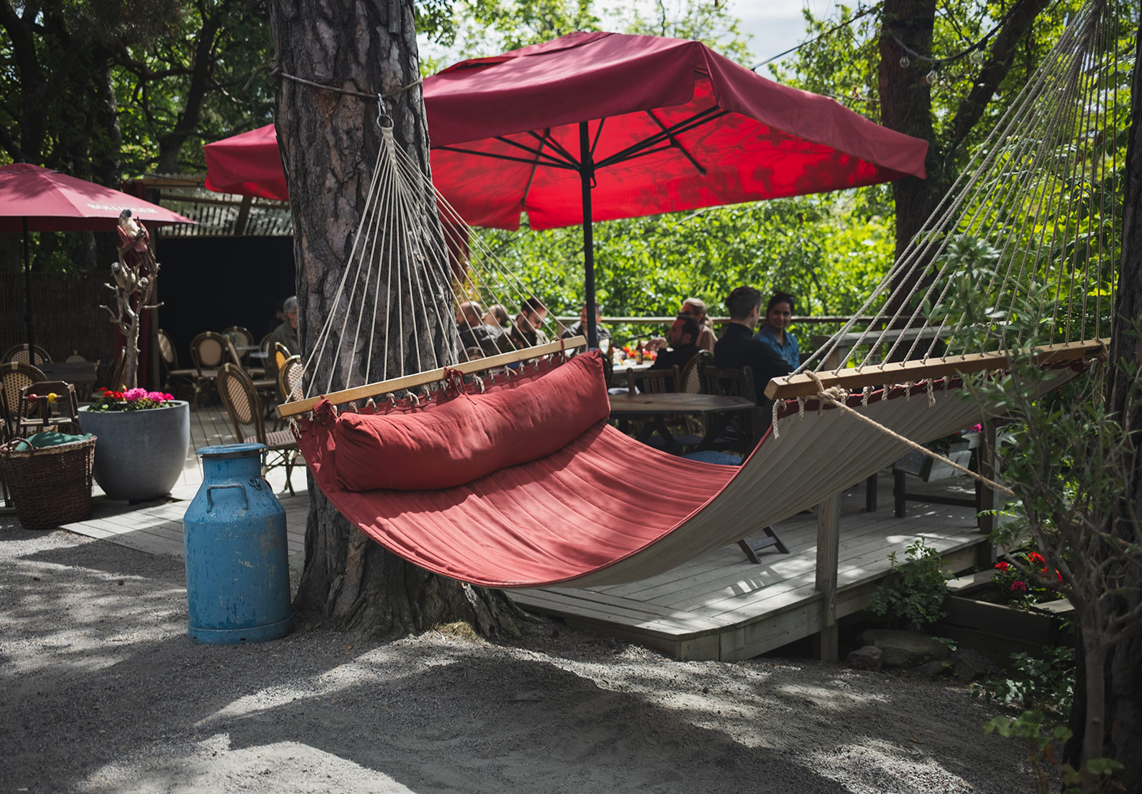 Fabric hammock with pillows