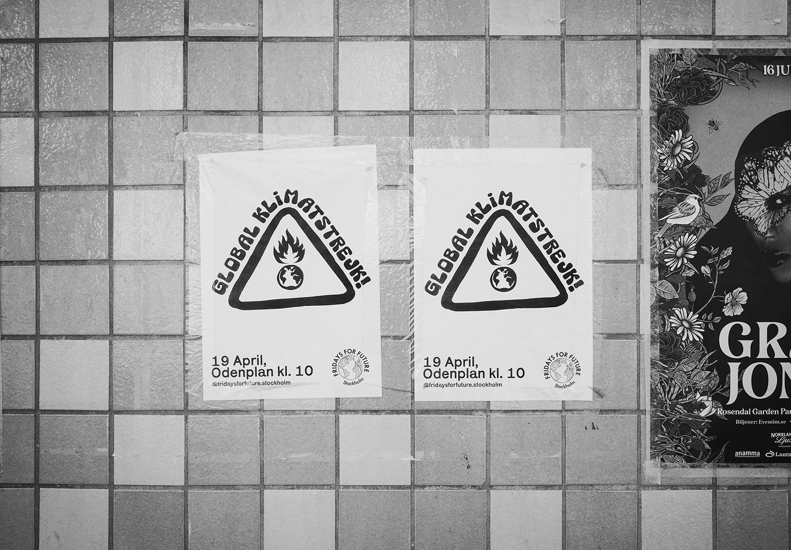 Global Klimatstrejk signs on wall
