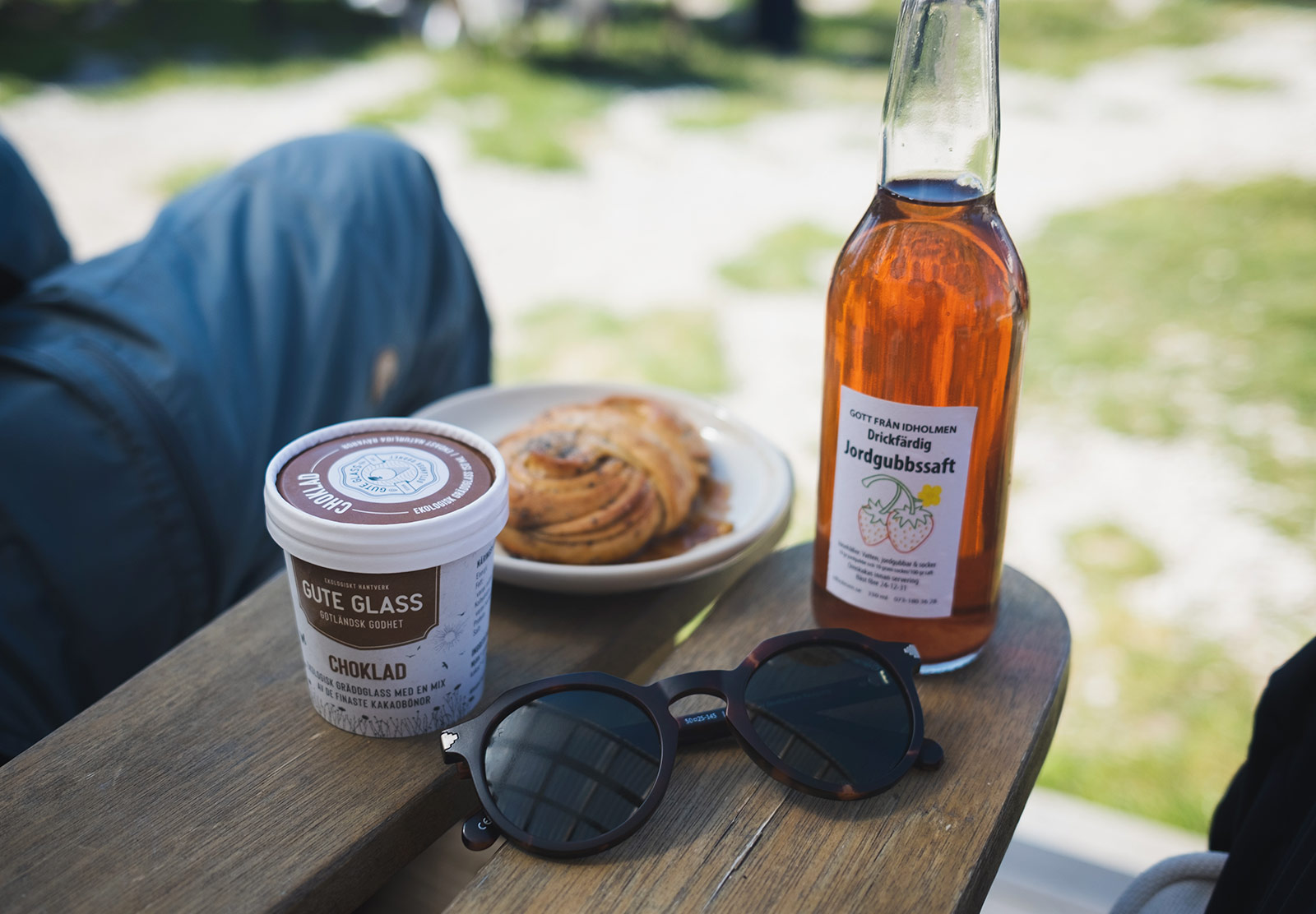 Bun, ice cream and drink