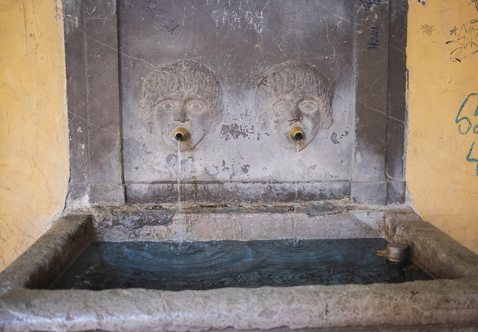 Decorative water fountain