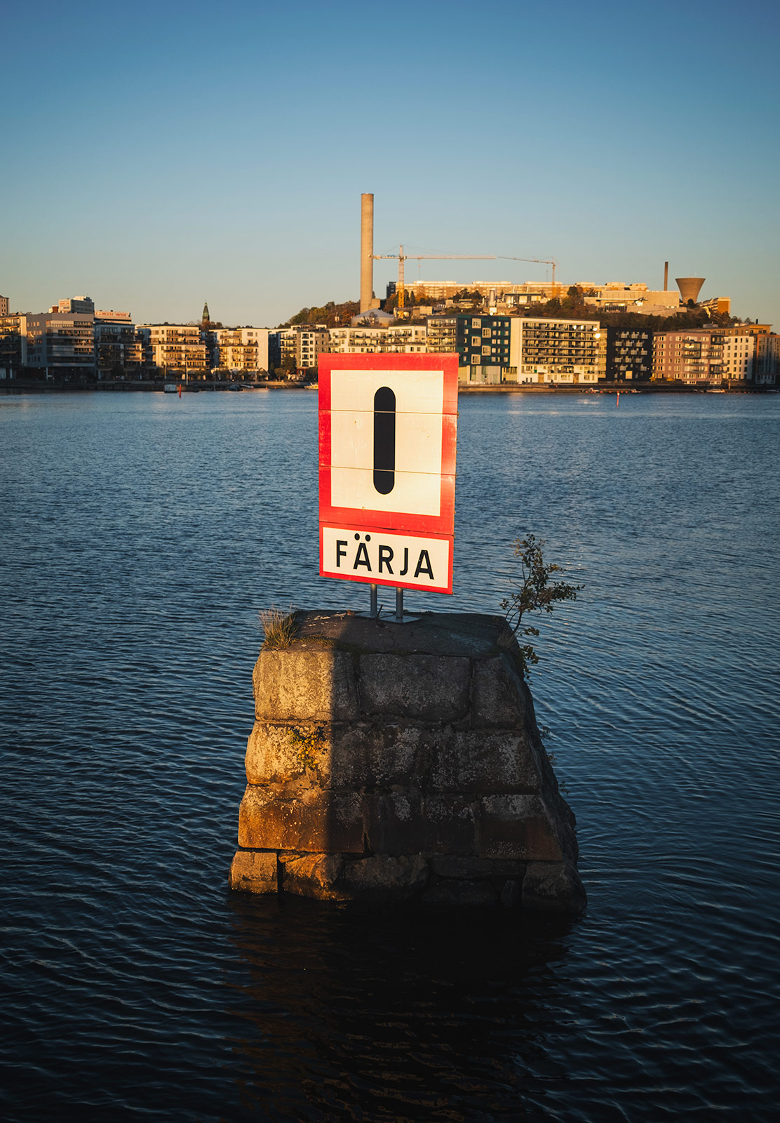 Färja sign in evening sun