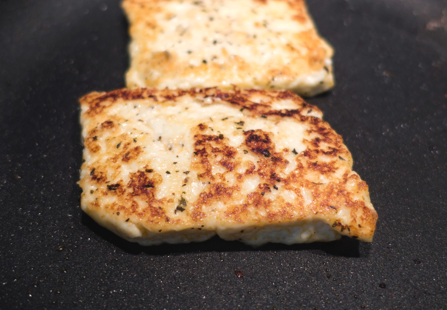 Browned halloumi in plan