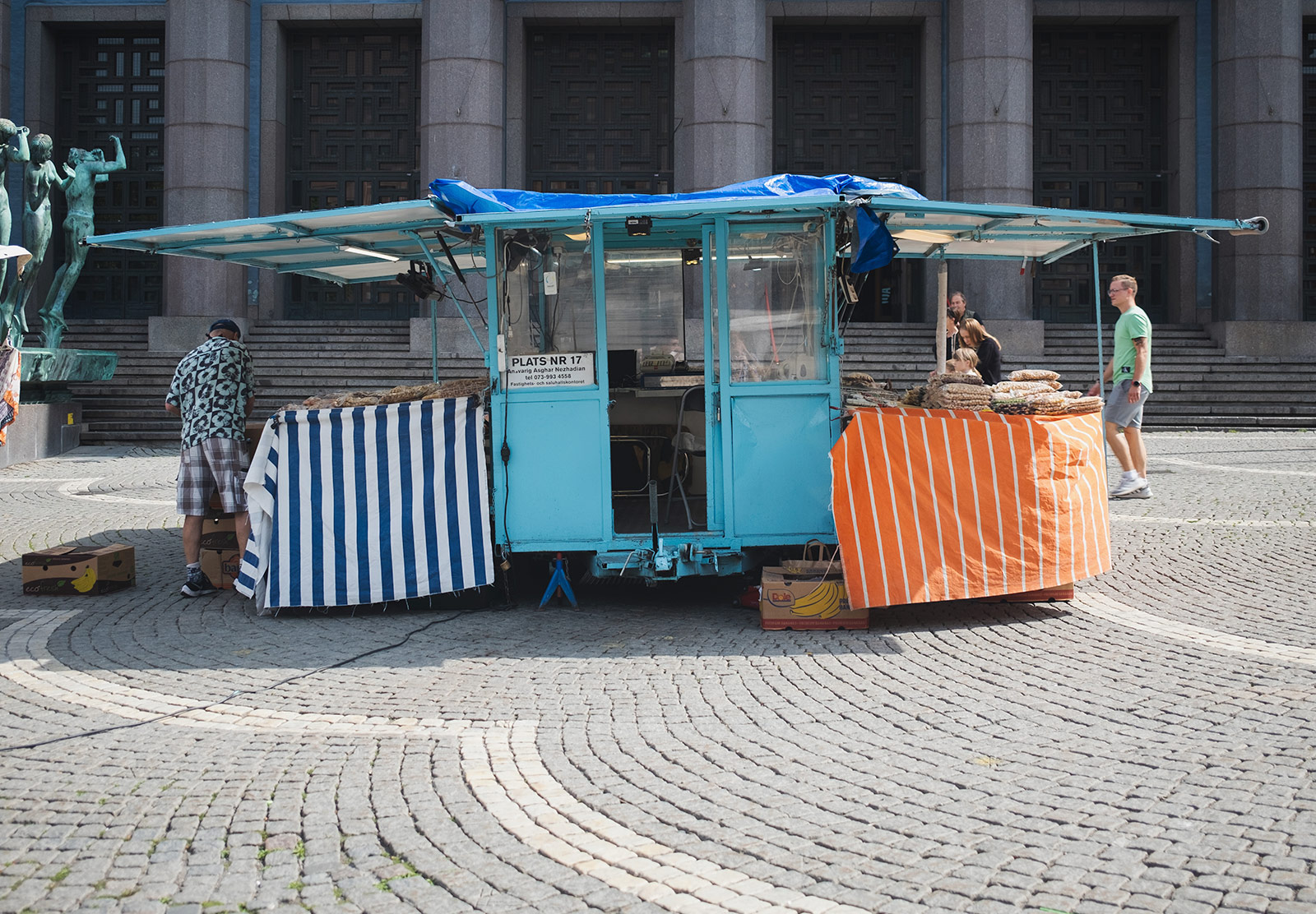 Market stand with cover