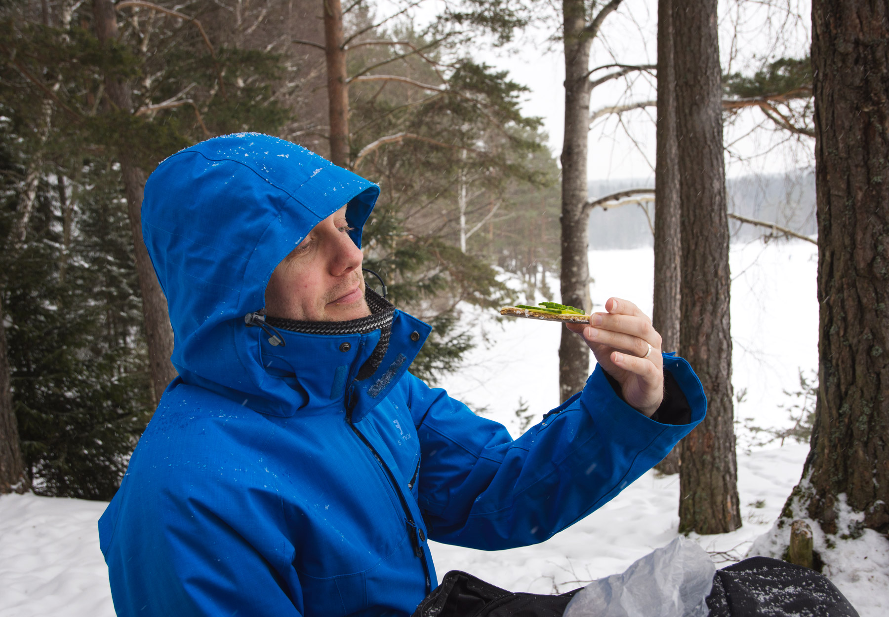 Man eating Knekkebrød
