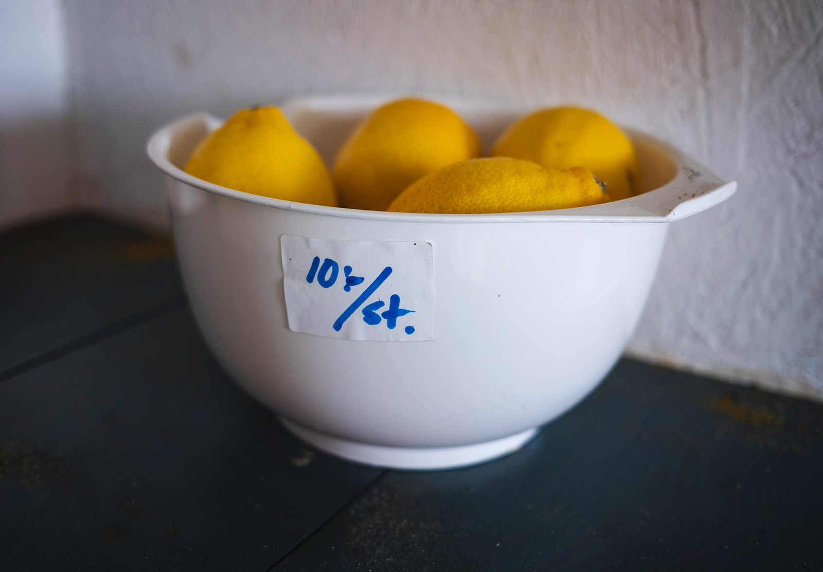 Bowl of lemons