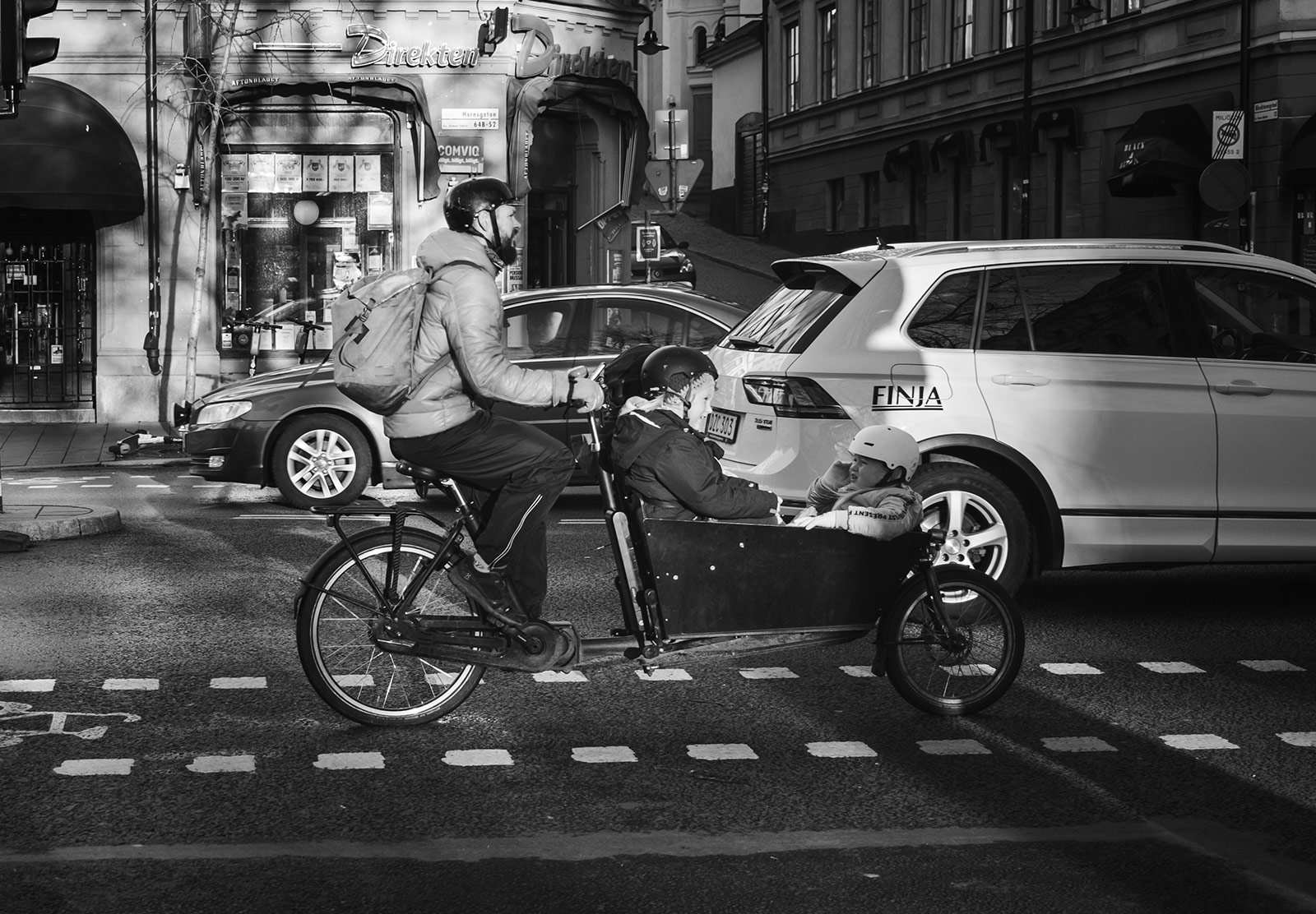 Man with kids in cargo bike