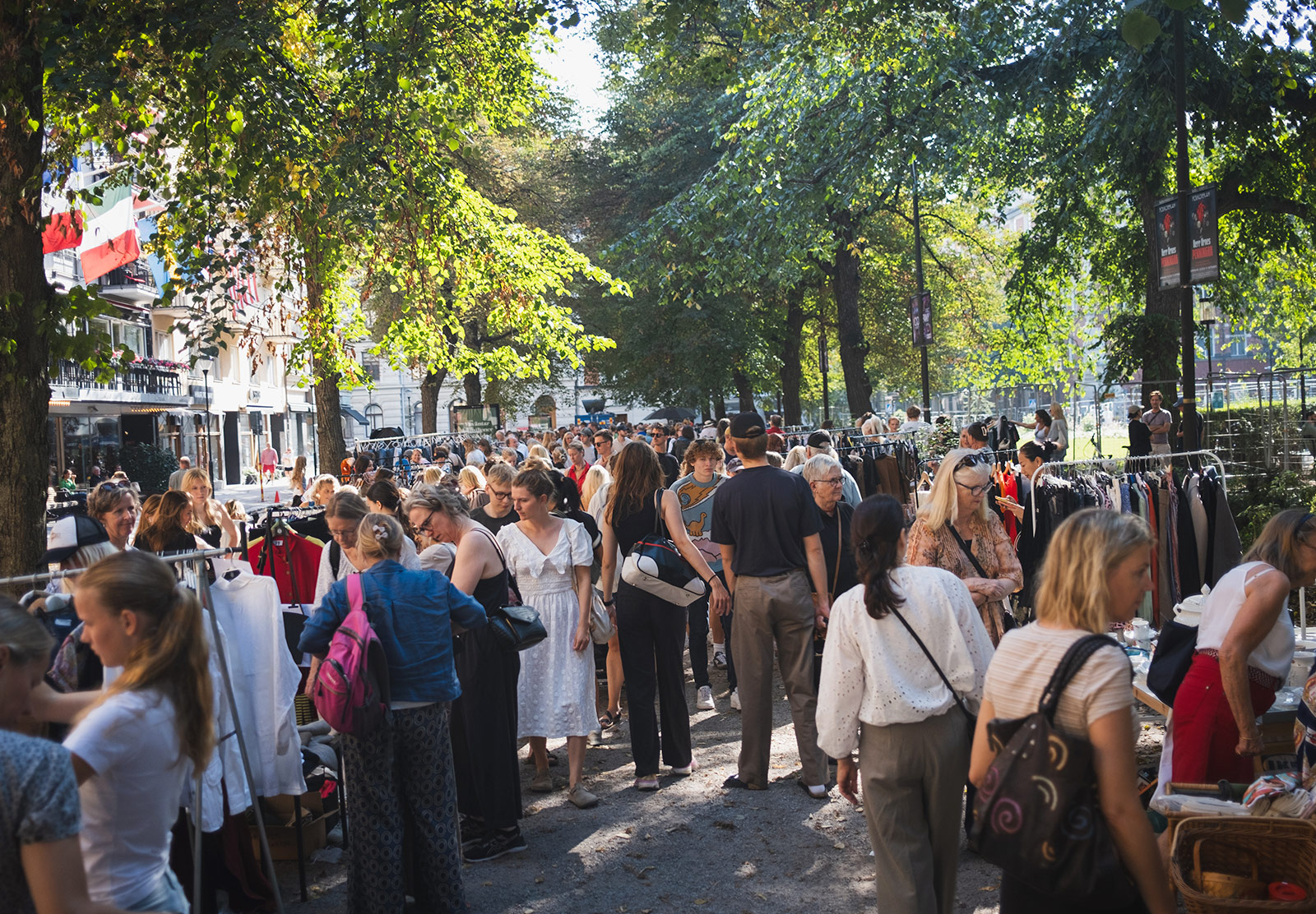 Crowd at a street loppis