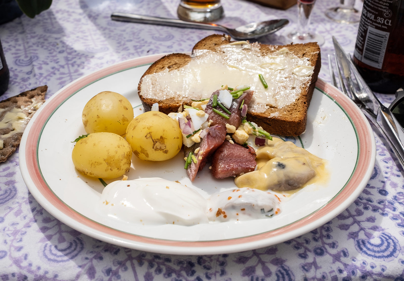 Potatoes, bread and herring