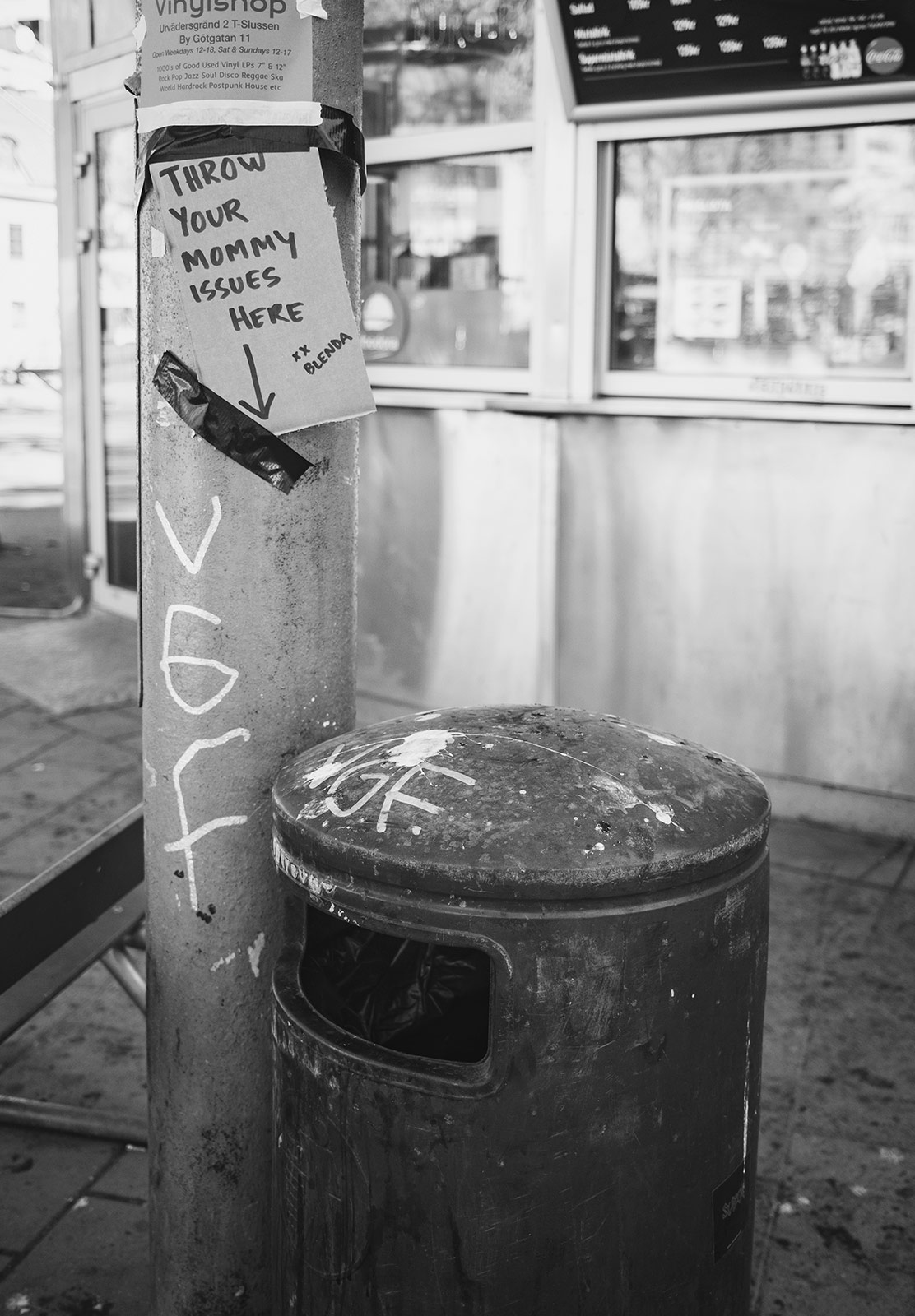 Rubbish sign next to bin
