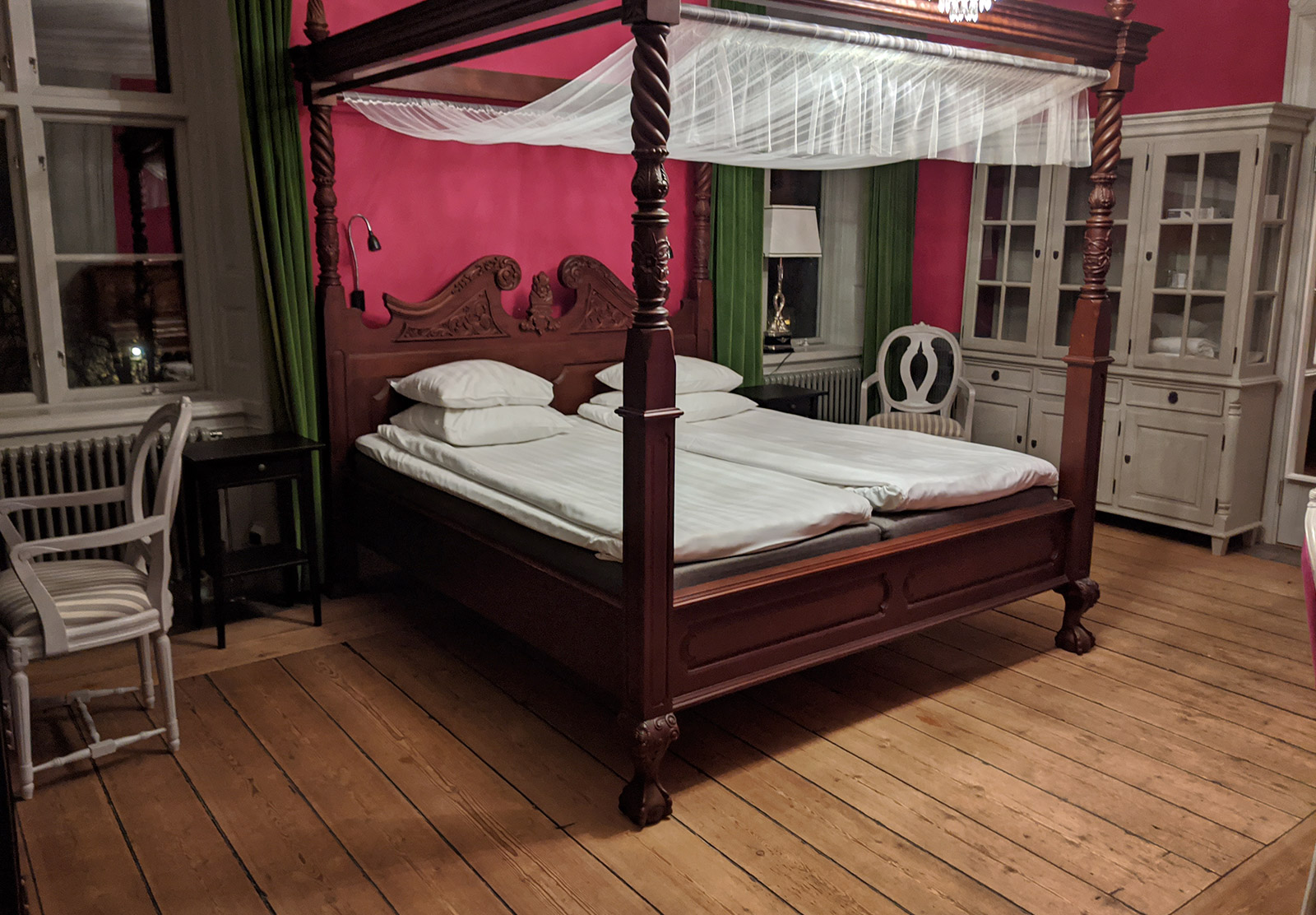 Four-poster bed
