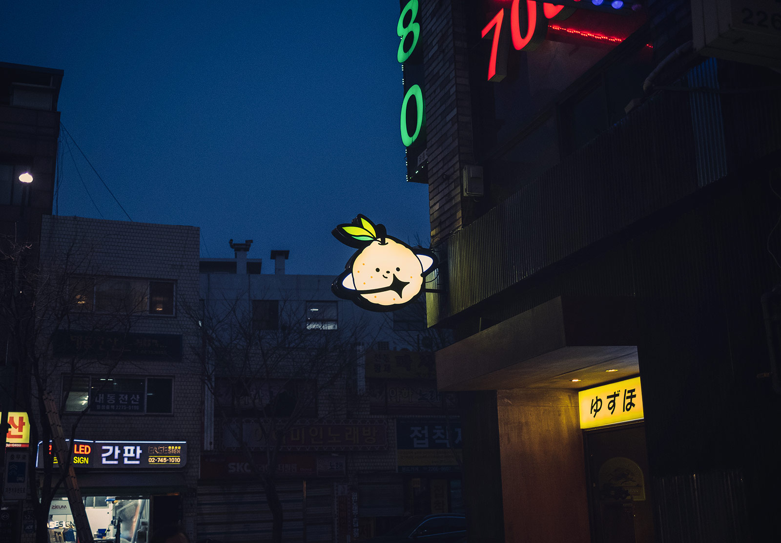Lit sign in the shape of a yuzu