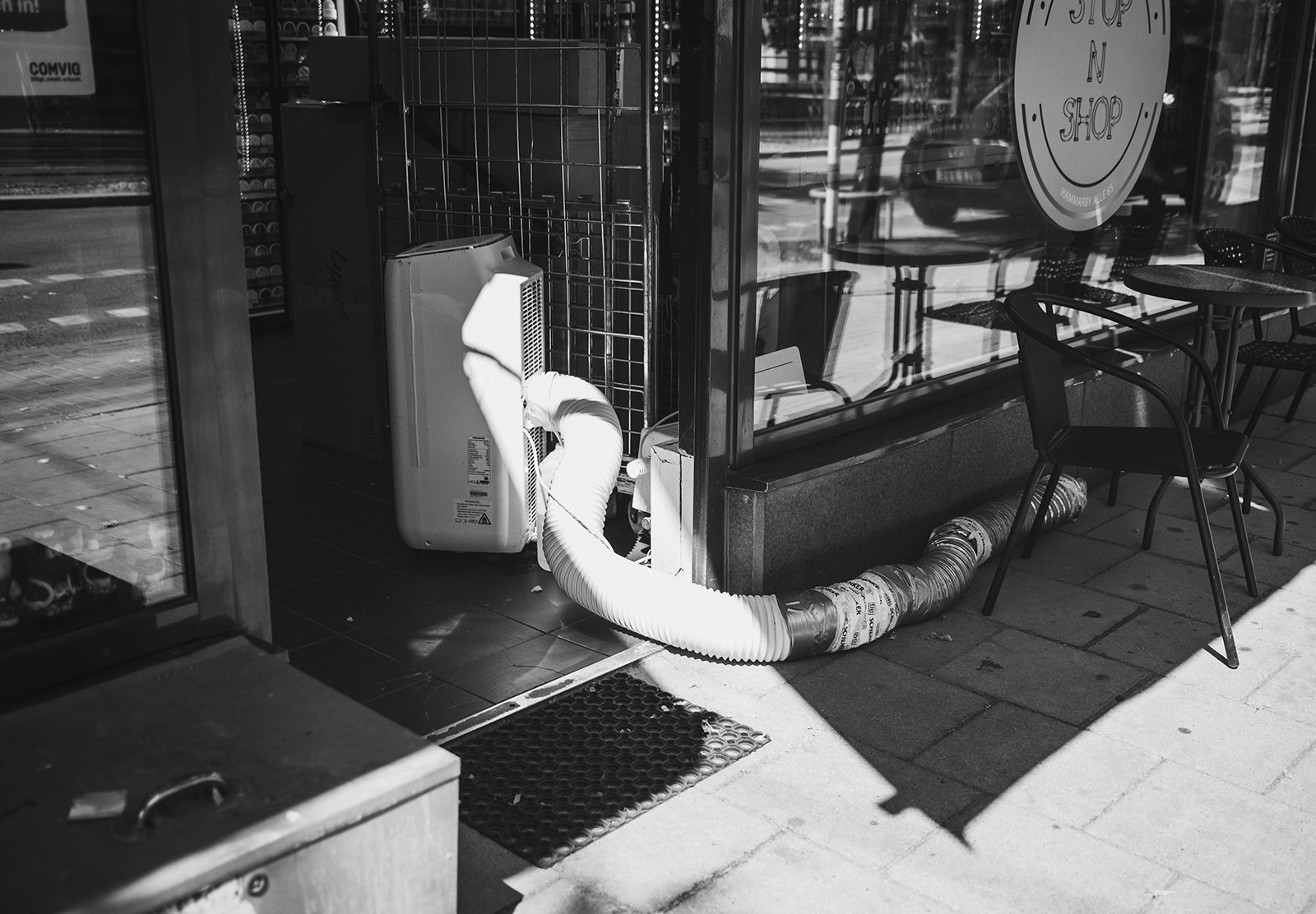 Air conditioning unit at door