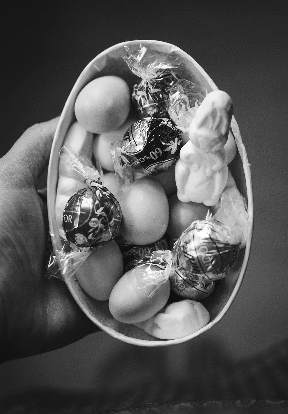 Card egg filled with sweets