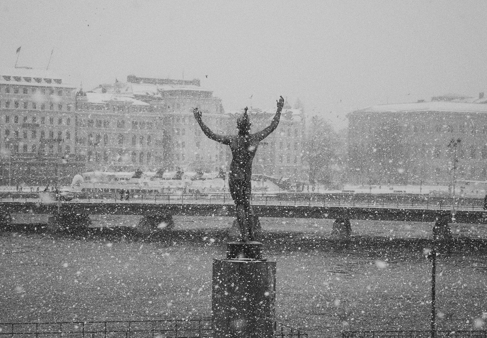 Statue of man in the snow