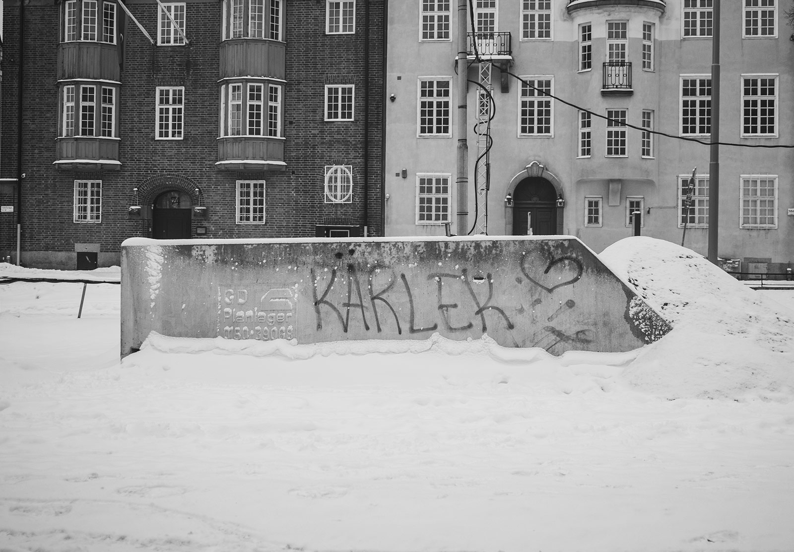 Kärlek spray painted on concrete barrier