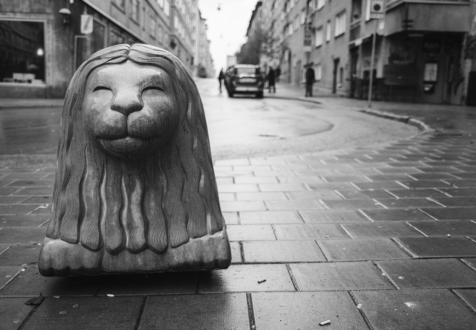 Concrete lion bollard
