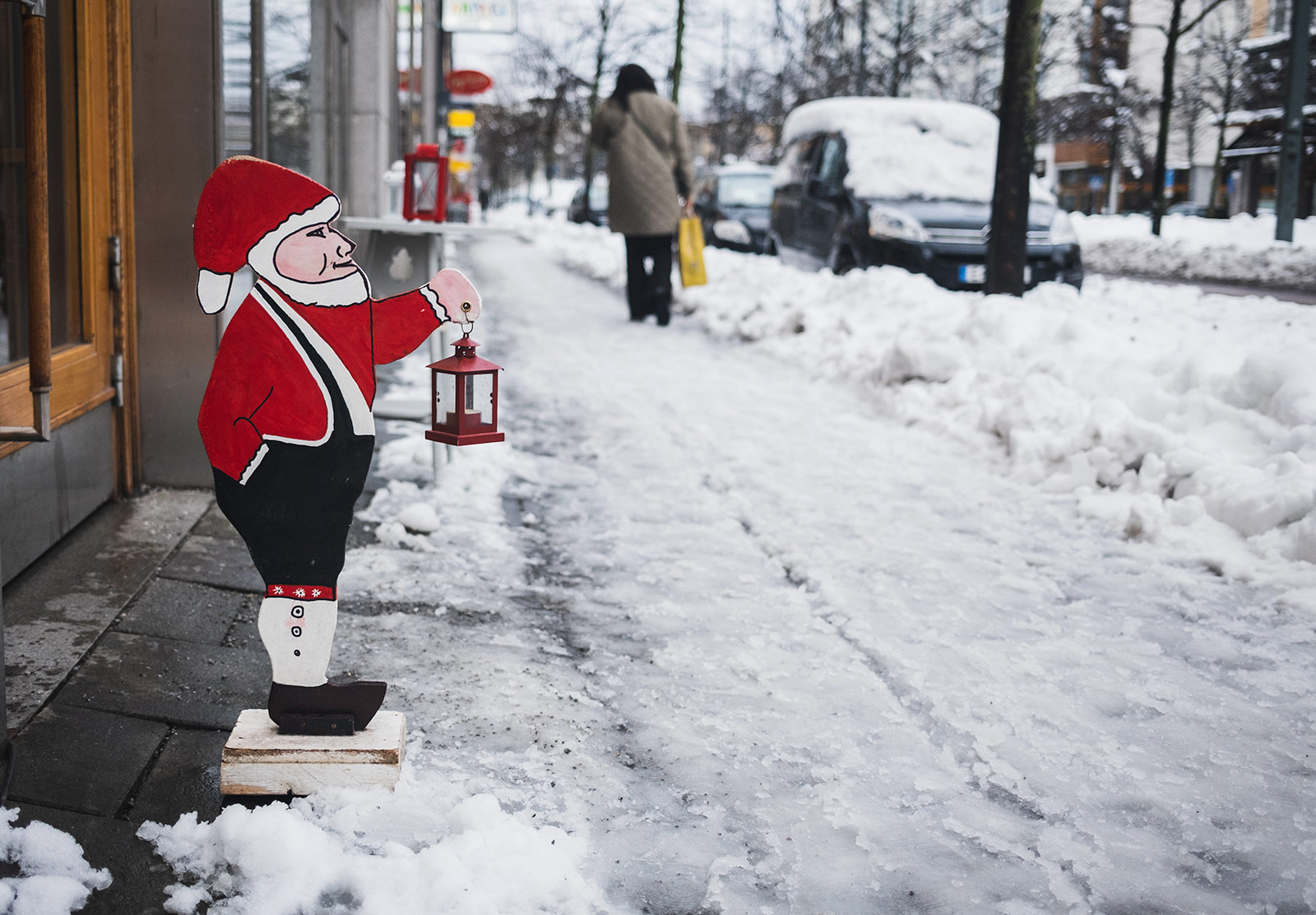 Wooden tomte with lantern