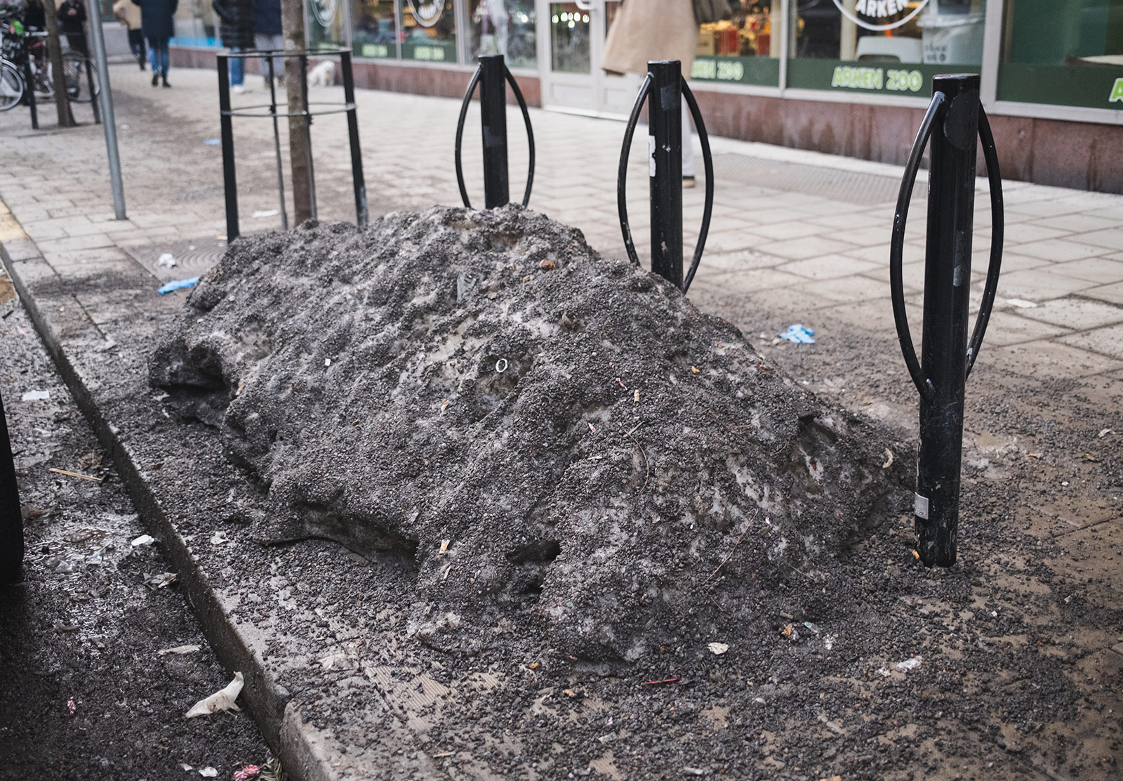 Gravel and litter