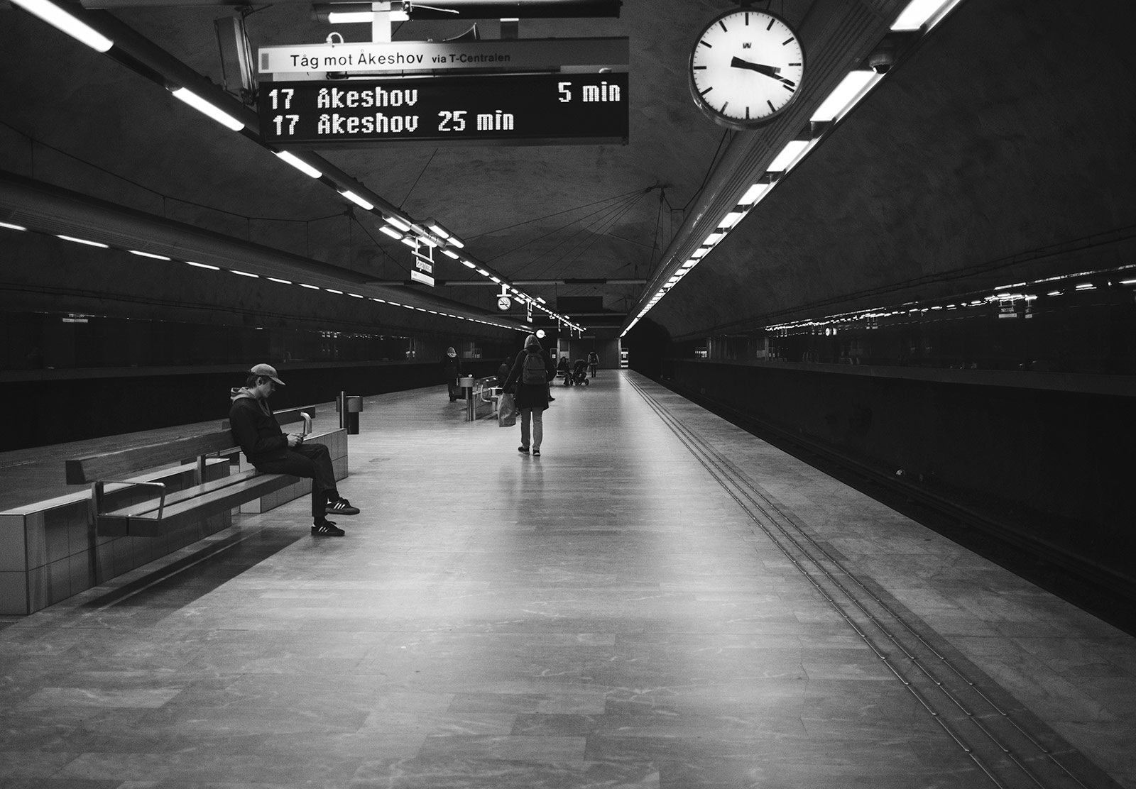 Long metro platform