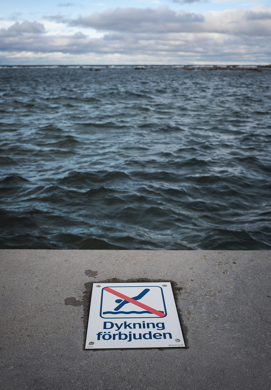No diving sign