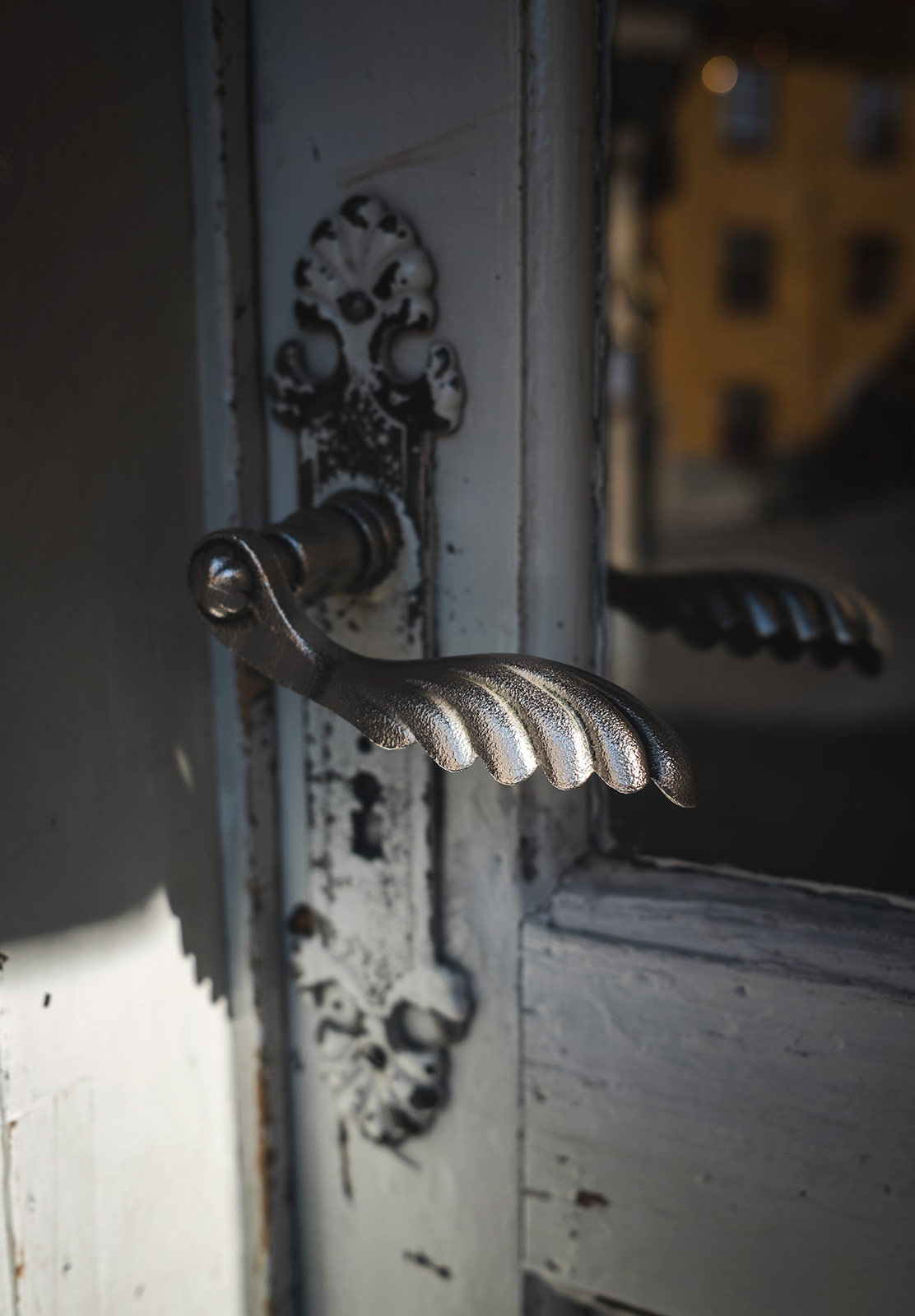 Feather door handle
