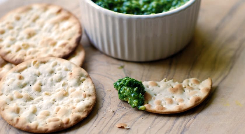 Wild garlic pesto with crackers