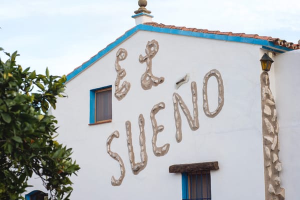 El Sueno written in brick